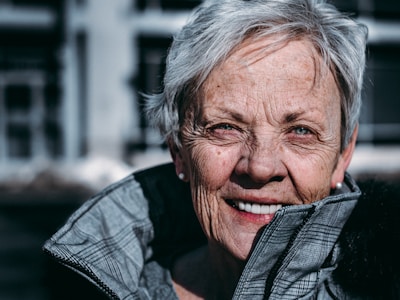 Daily Check-In Calls for Seniors: How They Work and What to Look For